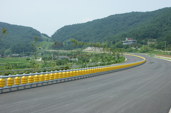 خرید Highway Roller Barrier Roller Size Diameter 245 Mm HDG High Corrosion Resistance for Road Safety online manufacture