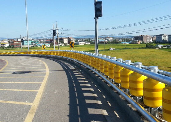 قیمت خوب strength Steel One pillar and four rails protection method Roller Crash Barrier constructed with materials to ensure long term operational safety آنلاین
