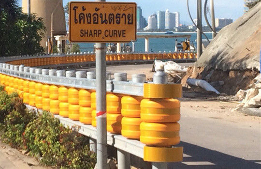 قیمت خوب Yellow With Black Stripes Safety Roller Barrier Featuring Foam Wheel Material and Accessories for Safety Barrier Solutions آنلاین