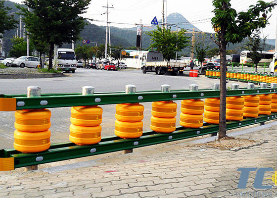 قیمت خوب Spacing 1m 0.7m 0.5m Crash barrier machine providing 10 Years lifetime solution for traffic safety and roadside protection آنلاین